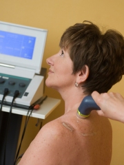 Mithilfe der Sonografie erkennt der Facharzt Gelenkveränderungen durch Rheuma