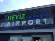 Das Terminalgebäude des Hévíz-Balaton Airport, Sármellék, Außenansicht